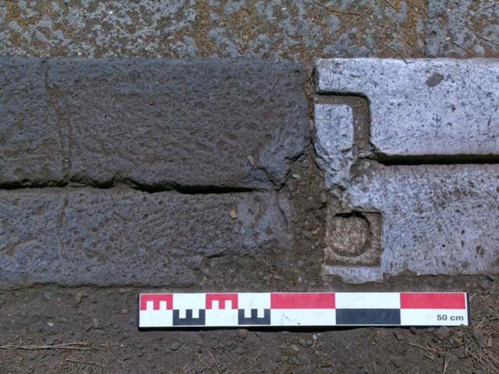 V.33, Herculaneum. May 2006. Detail from centre of entrance doorway threshold. Photo courtesy of Nicolas Monteix.